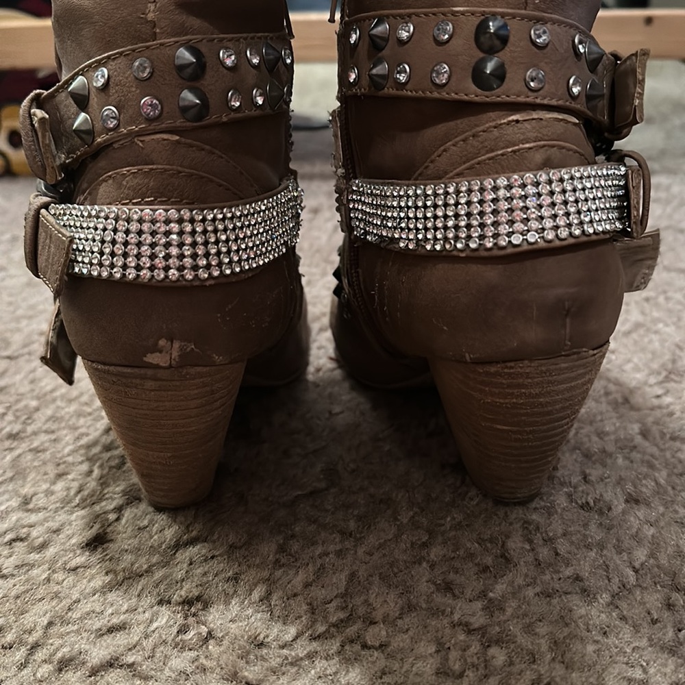 Boots - Picture 5 of 7